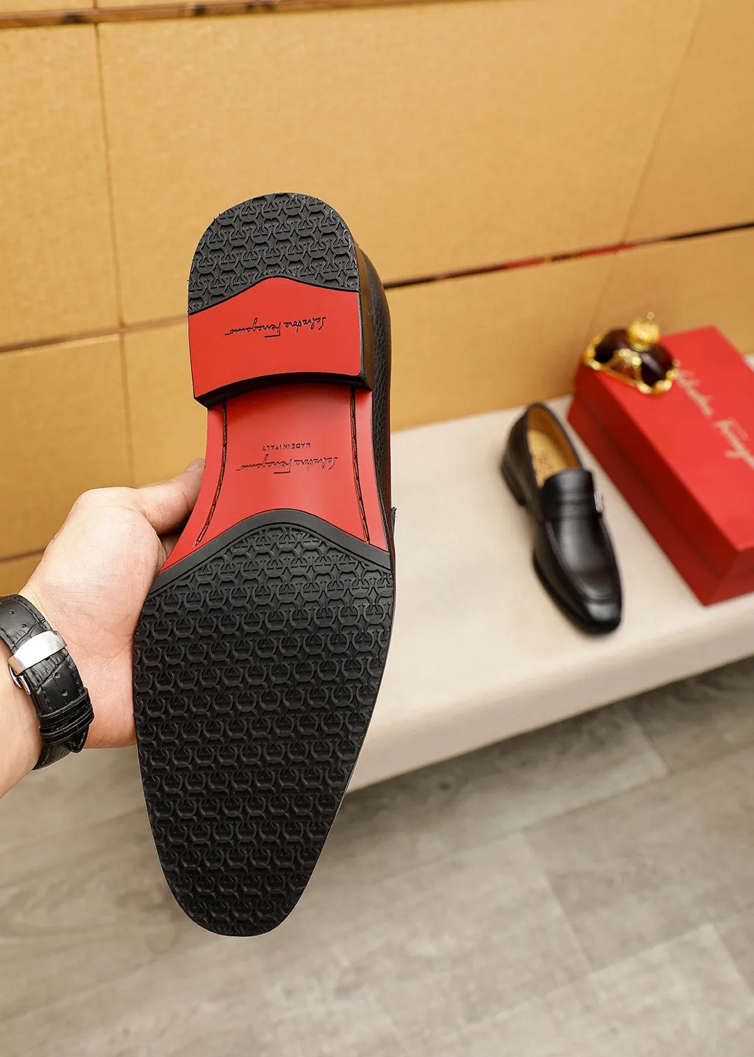 Men's shoes 💰460 💐 Product trademark: Ferragamo "Ferragamo" casual leather shoes Regular size: 38-44 (45.46🉑️customized) Product materials: Selected imported first-layer pebbled cowhide leather upper + luxury hardware buckle, imported water-dyed cowhide leather lining. Strong three-dimensional visual effect, original outsole color: 2⃣️seed leather materials optional